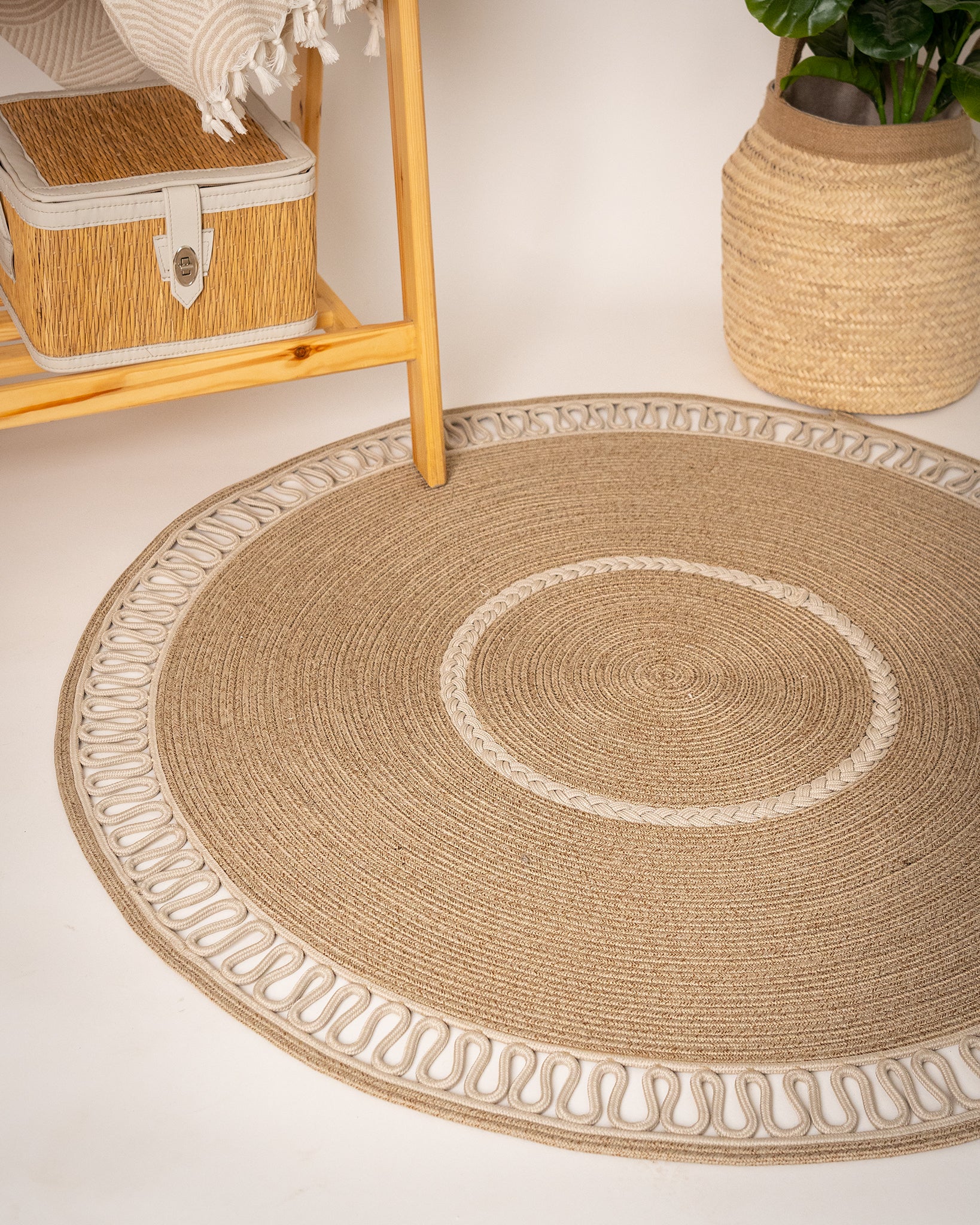 Tapis lavable rond Alma crochet écru lavable en machine (120 cm) - Ecru Tapis lavable rond Alma crochet écru lavable en machine (120 cm) - Ecru