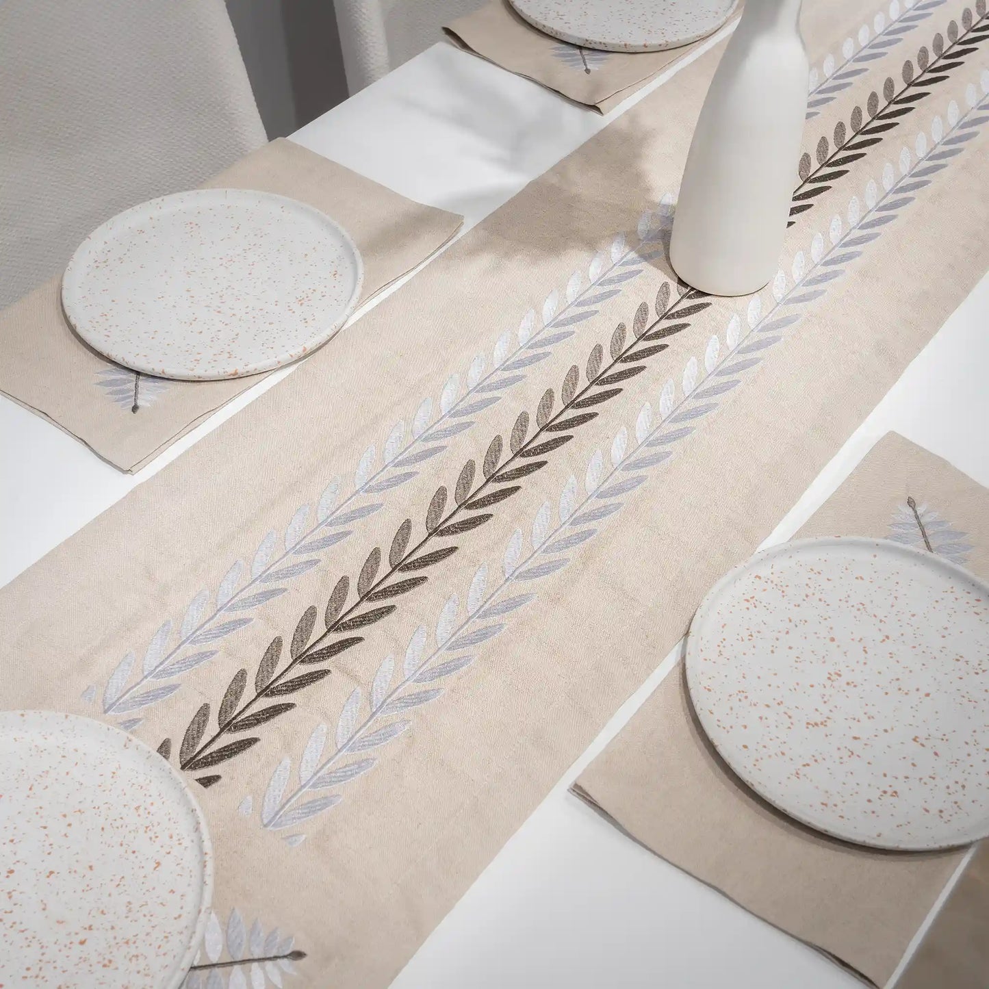 Chemin de Table en Lin Brodé - ARA