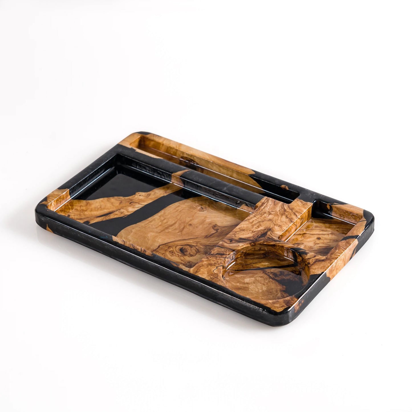 Plateau Prestige en bois d'olivier et résine époxy noire utilisé comme support décoratif sur une console élégante