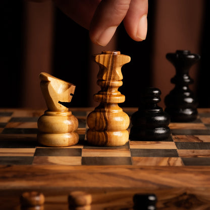 Jeu d’échecs en bois d’olivier 30 × 30 cm avec pièces noires et naturelles