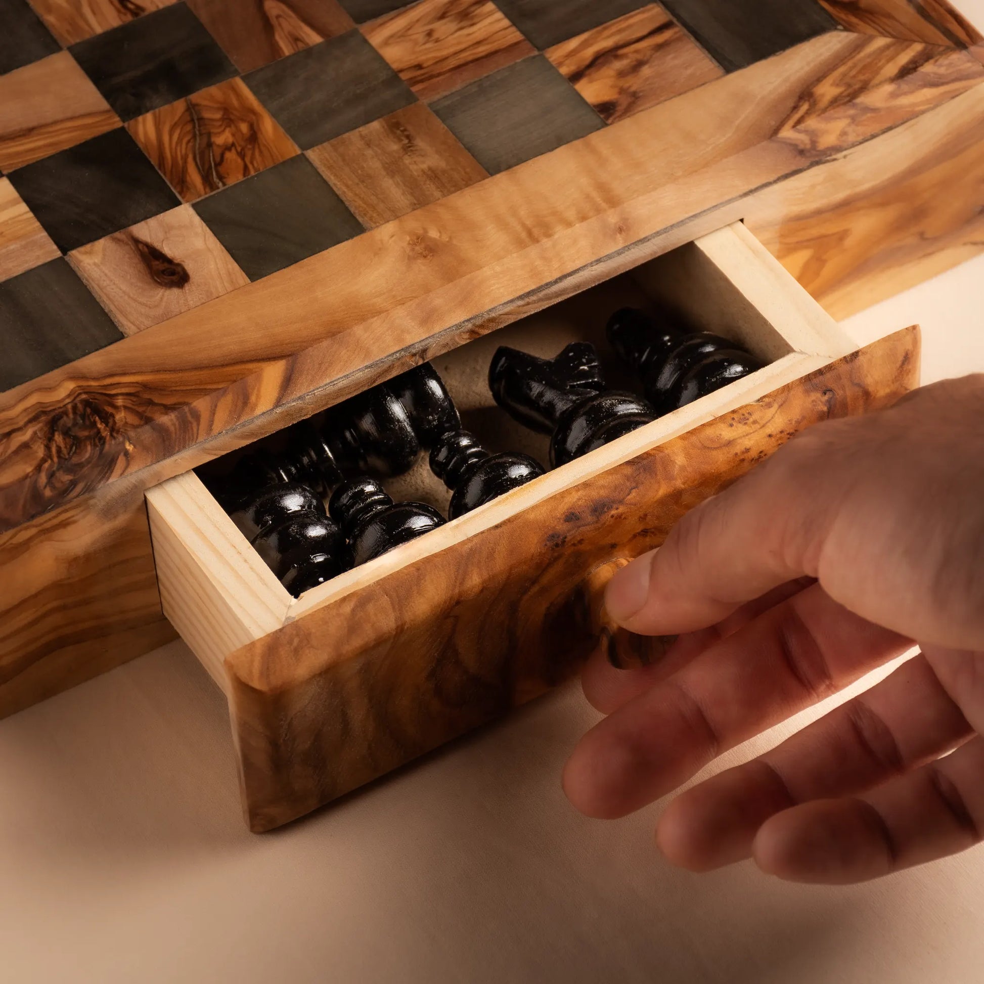 Détail des pièces du jeu d’échecs en bois d’olivier aux veinures naturelles
