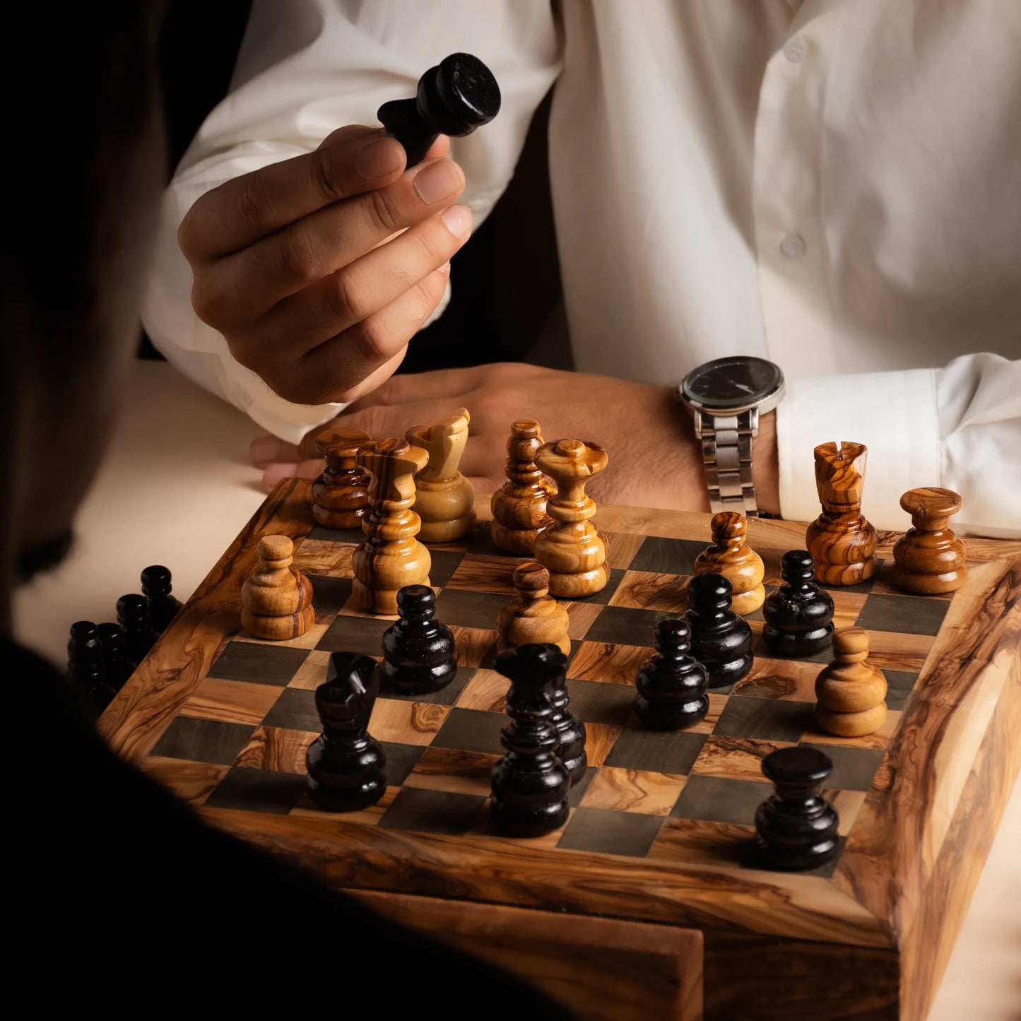 Tiroir de rangement intégré sous le jeu d’échecs en bois d’olivier
