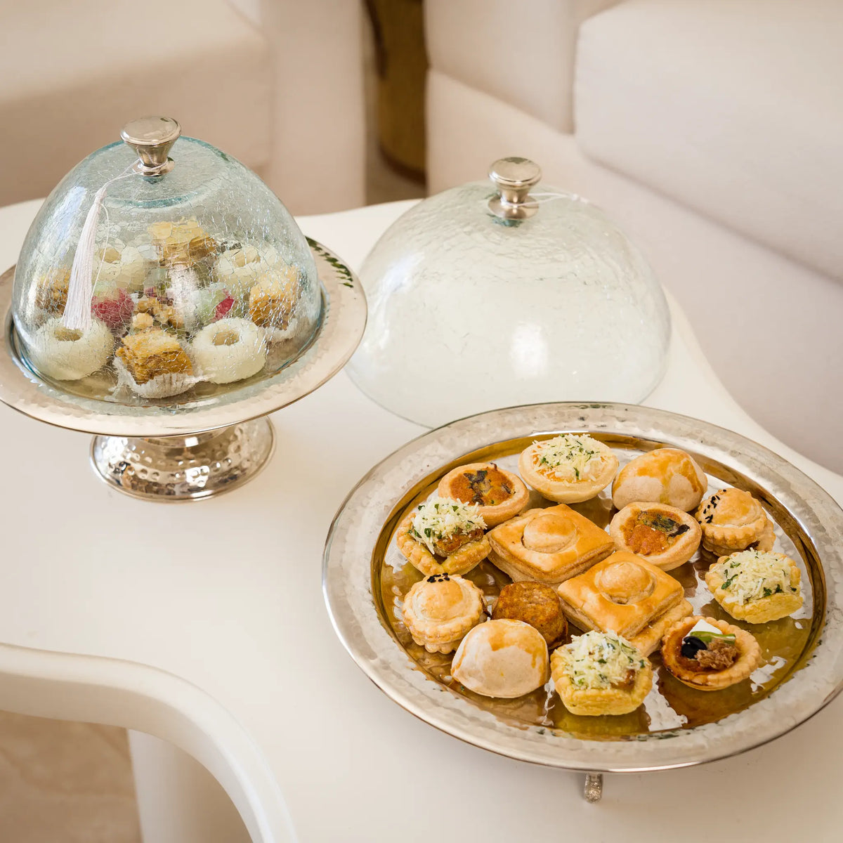 Présentoir avec cloche en verre soufflé & cuivre