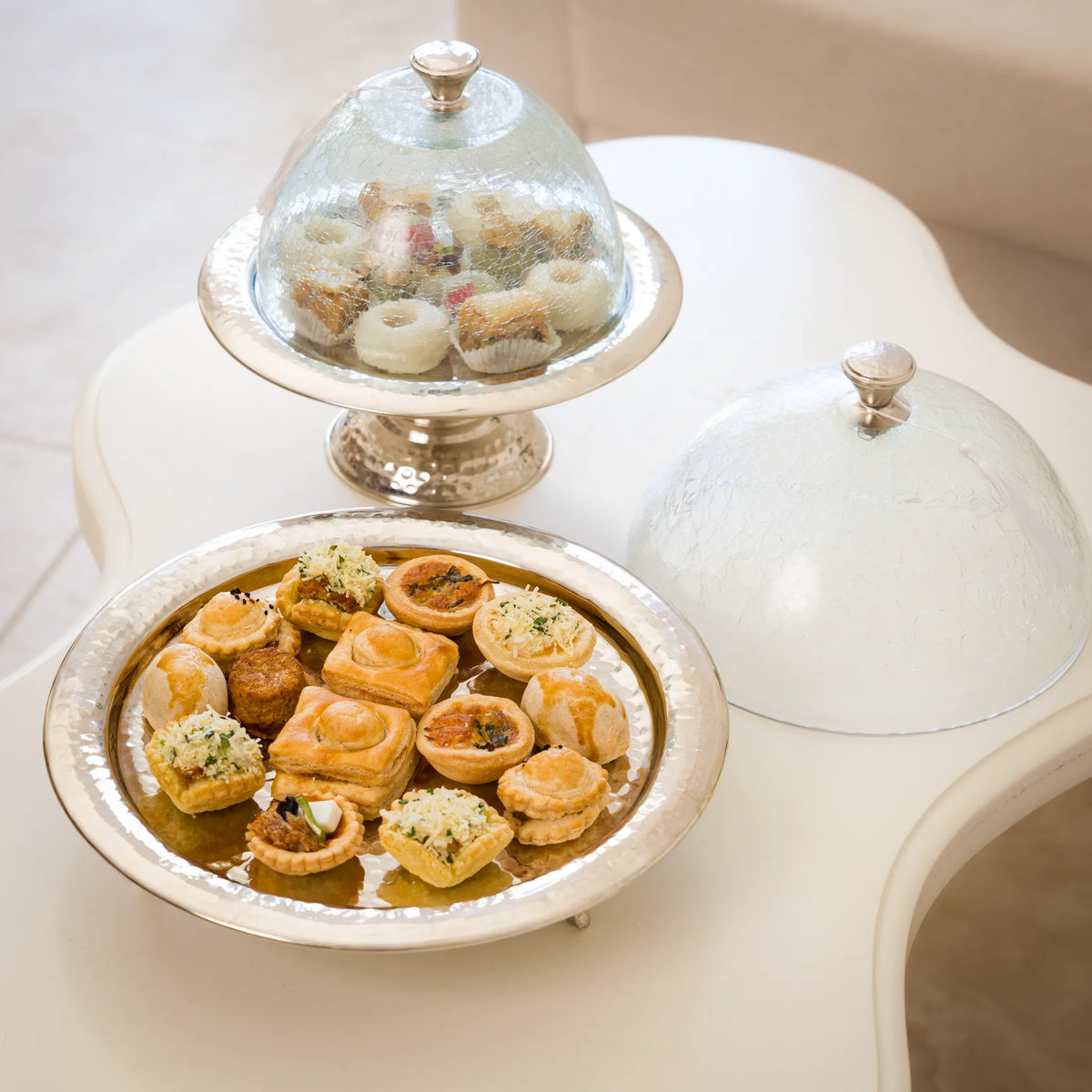 Présentoir avec cloche en verre soufflé & cuivre