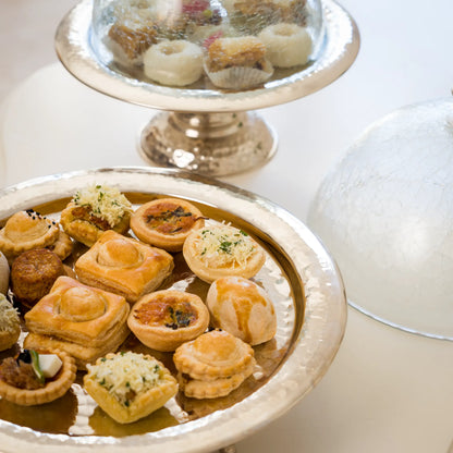 Présentoir avec cloche en verre soufflé & cuivre