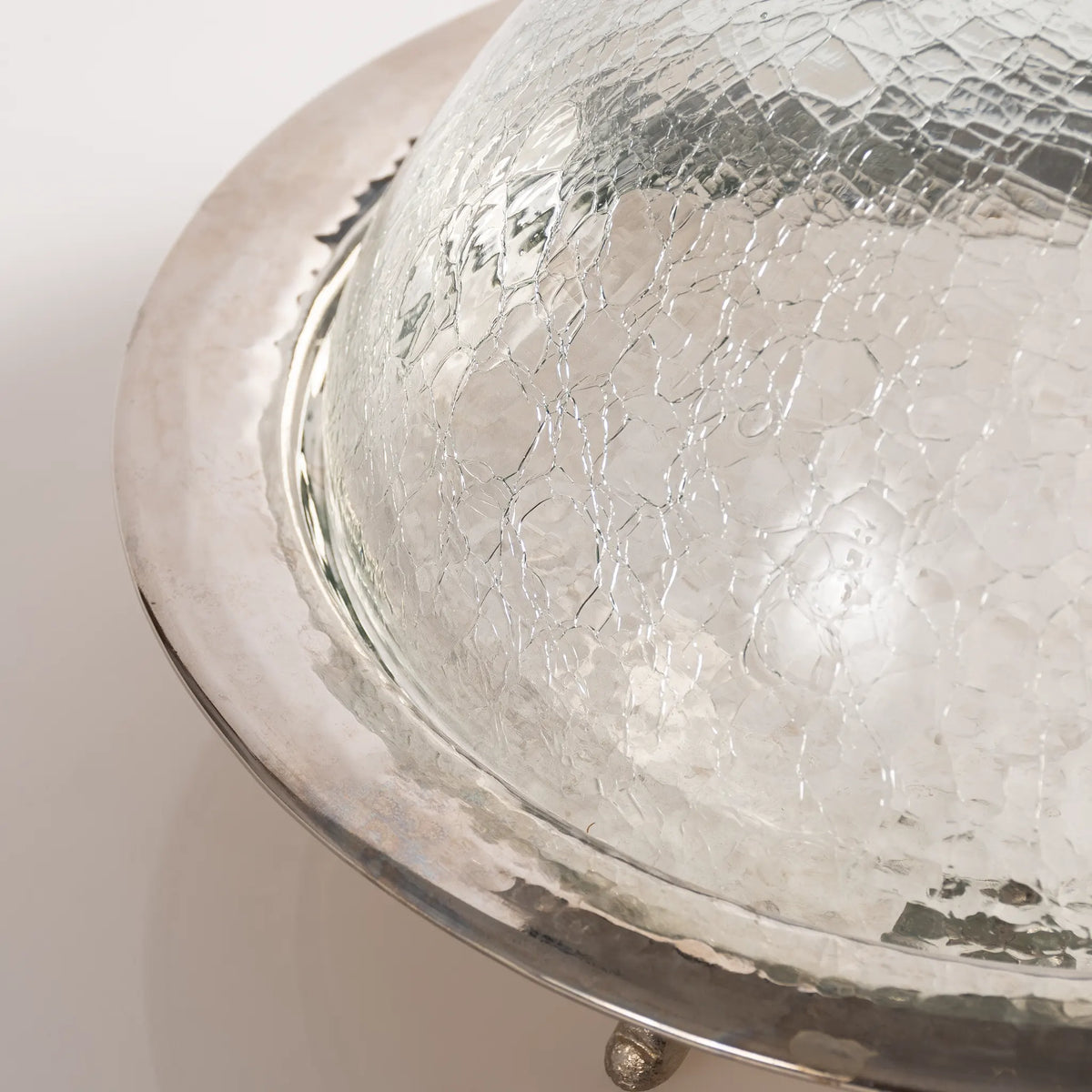 Présentoir avec cloche en verre soufflé & cuivre