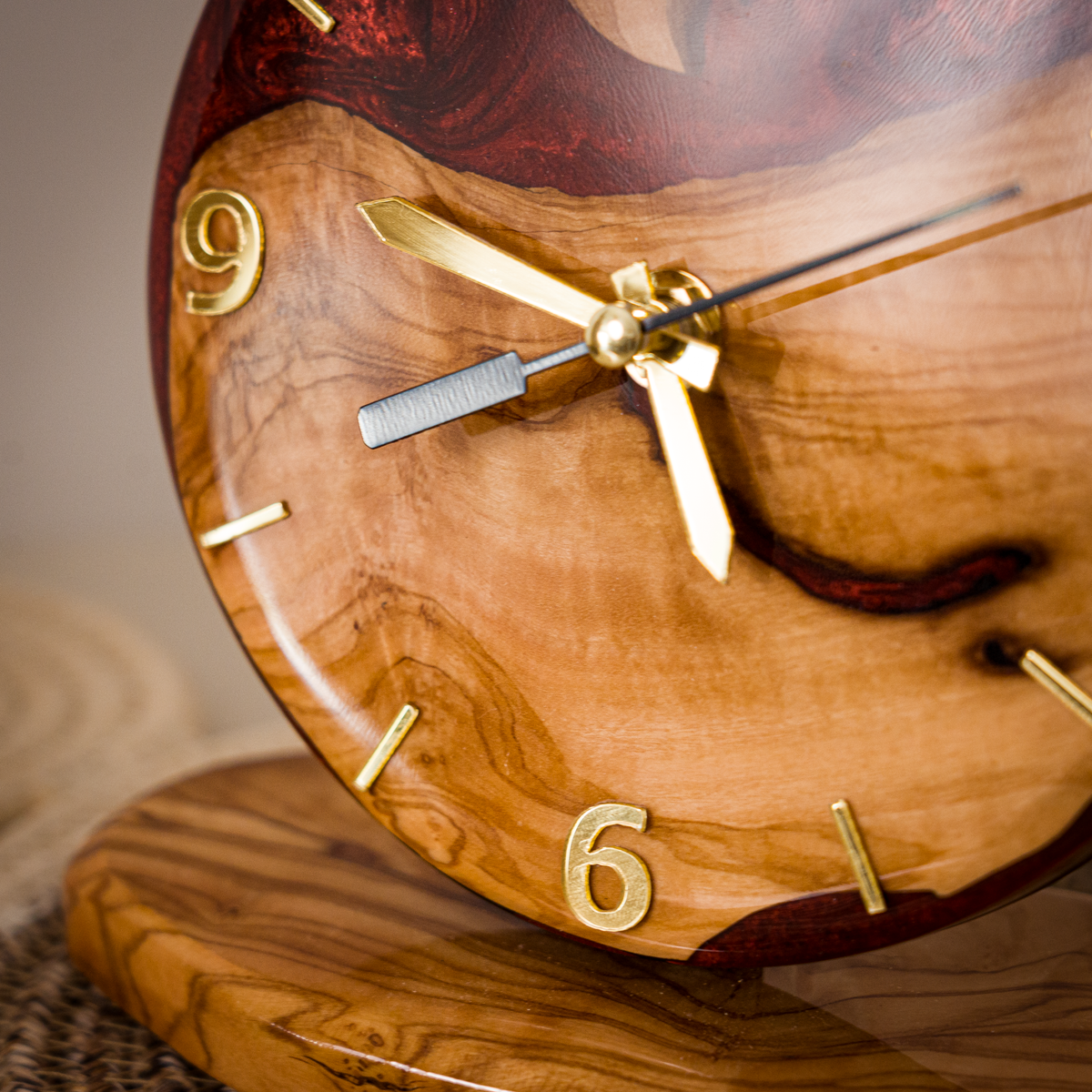Horloge de table artisanale en bois d’olivier et résine avec socle en bois