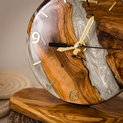 Horloge faite main en bois d’olivier et résine pour bureau ou table de nuit
