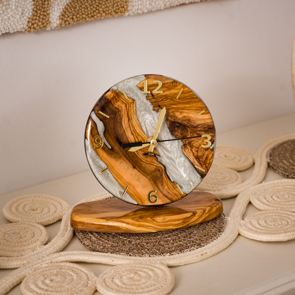 Détail de l’horloge en bois d’olivier et résine avec chiffres dorés, cadeau premium de fin d’année