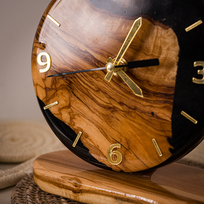 Horloge artisanale Olive & Résine sur socle en bois, idée cadeau déco pour les fêtes