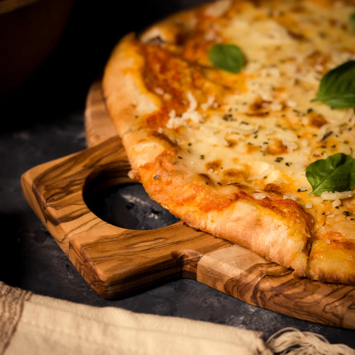 Détail des veinures naturelles de la planche à pizza en bois d’olivier
