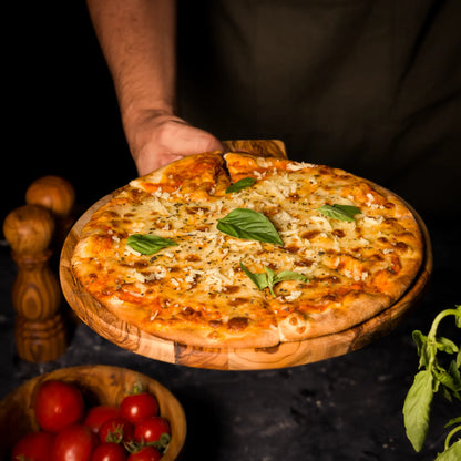 Planche à Pizza en Bois d’Olivier avec Manche
