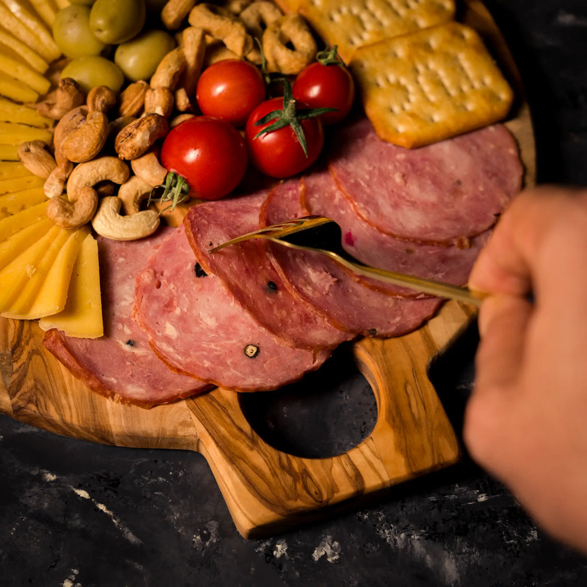 Planche ronde en bois d’olivier utilisée pour servir une pizza