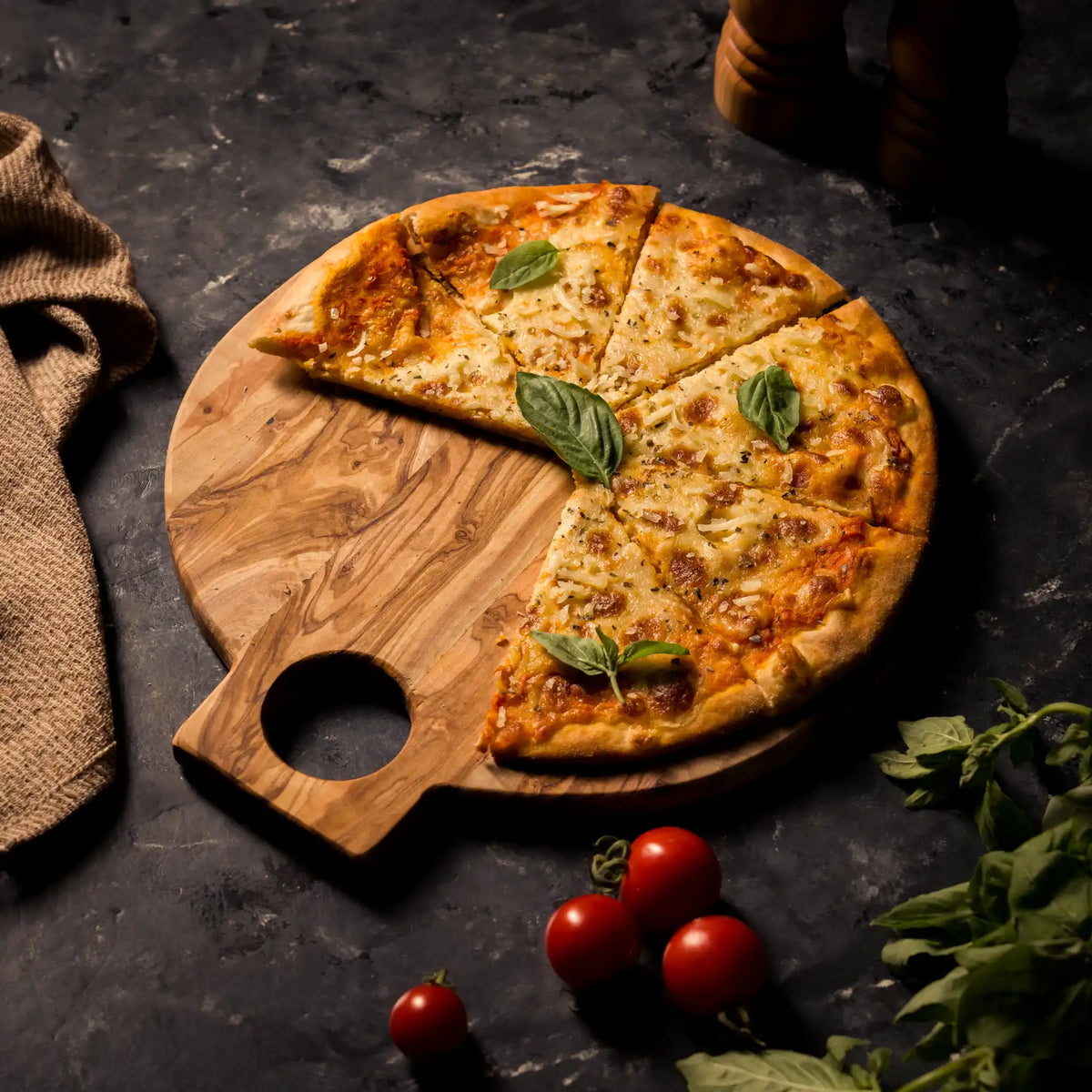 Planche à Pizza en Bois d’Olivier avec Manche