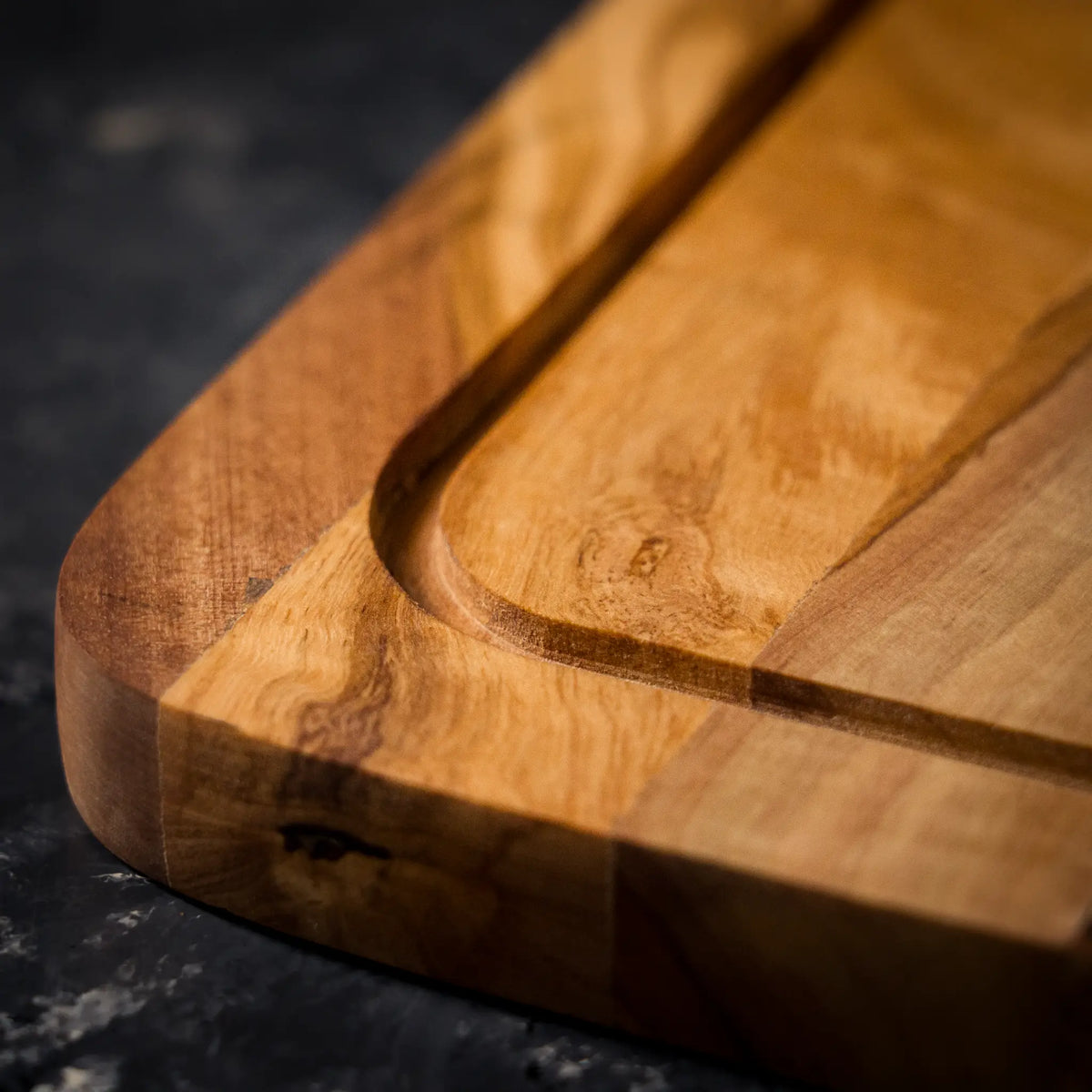 Planche Rectangulaire en Bois d’Olivier avec Rainure – 35 × 18 cm