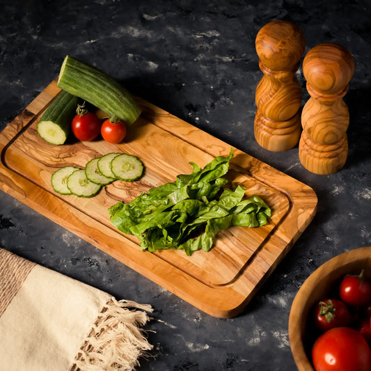 Planche rectangulaire en bois d’olivier avec rainure 35 × 18 cm