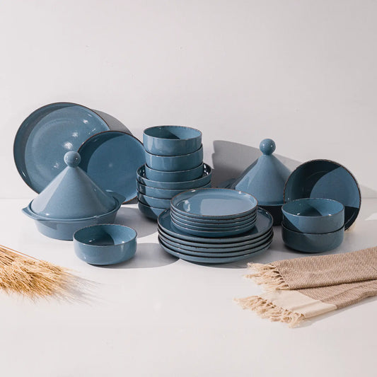 Service de table complet Azur en grès bleu émaillé avec tajine et assiettes .